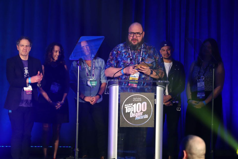 richard schiemer accepts the namm 2025 dealer of the year award